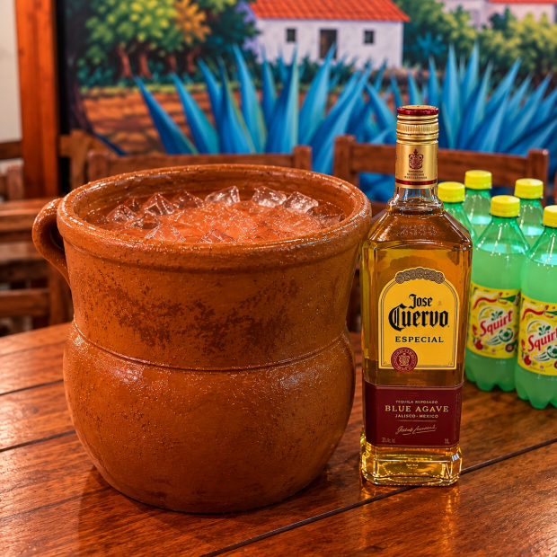CANTARITO DE 10 LITROS CON TEQUILA JOSÉ CUERVO ESPECIAL
